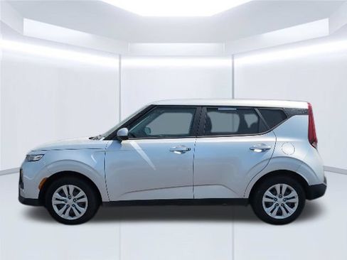 Used 2020 Kia Soul LX FWD image 2