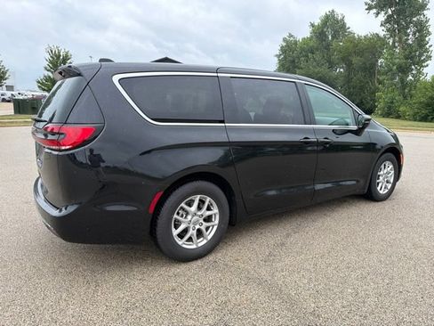 Used 2024 Chrysler Pacifica Touring-L FWD image 3