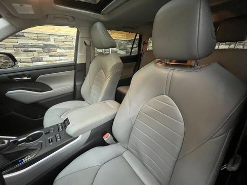 Used 2020 Toyota Highlander XLE AWD/4WD image 32