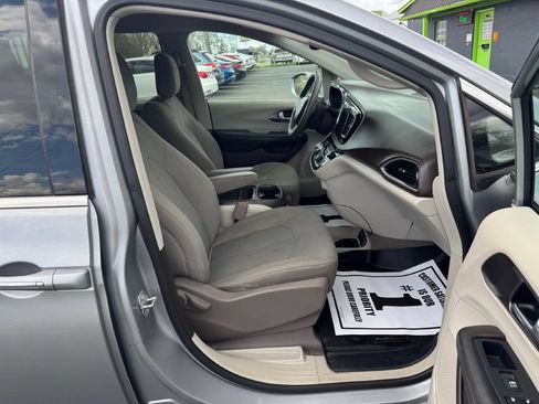 Used 2018 Chrysler Pacifica Touring Plus w/ Tire & Wheel Group FWD image 9