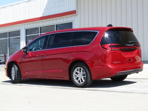 Used 2025 Chrysler Pacifica Select FWD image 10