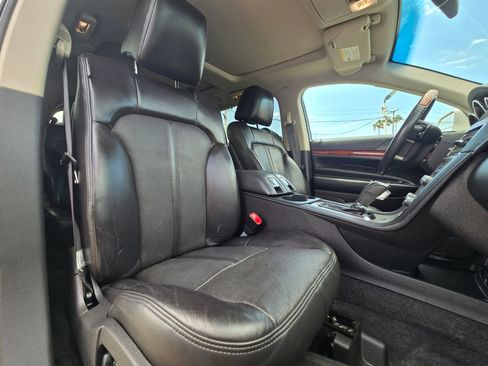 Used 2010 Lincoln MKT AWD image 17