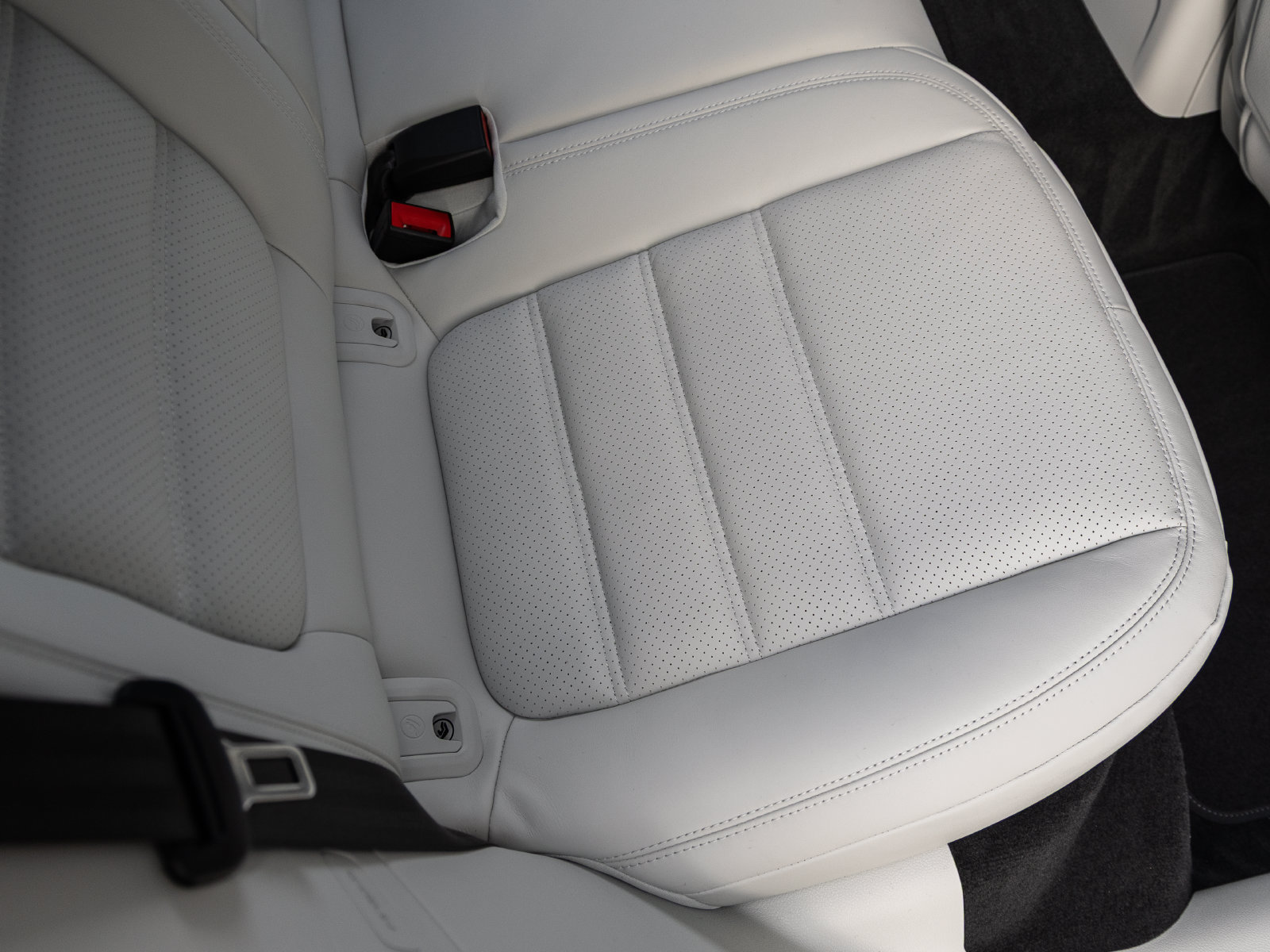 Certified 2026 Porsche Macan Turbo AWD/4WD image 39