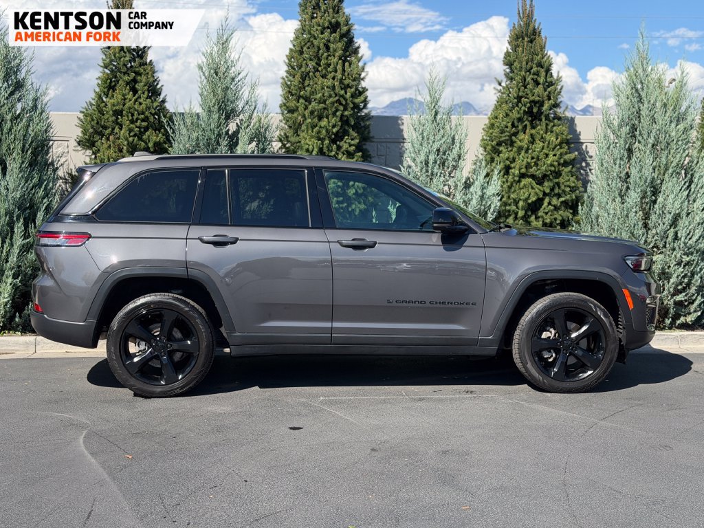 Used 2025 Jeep Grand Cherokee Limited w/ Black Appearance Package AWD/4WD image 9