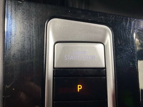 Used 2025 Volkswagen Atlas SE image 29