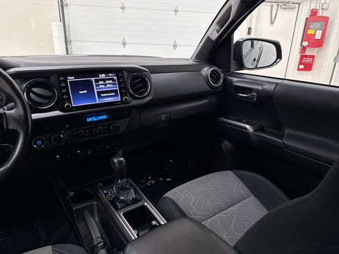 Used 2021 Toyota Tacoma TRD Off-Road w/ Technology Package image 15