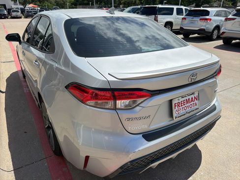 Used 2020 Toyota Corolla SE w/ SE Premium Package FWD image 8