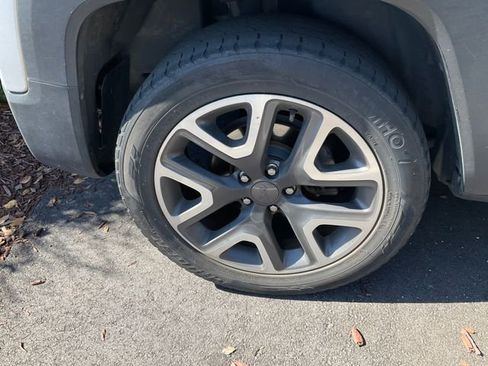 Used 2018 Jeep Renegade Latitude FWD image 12
