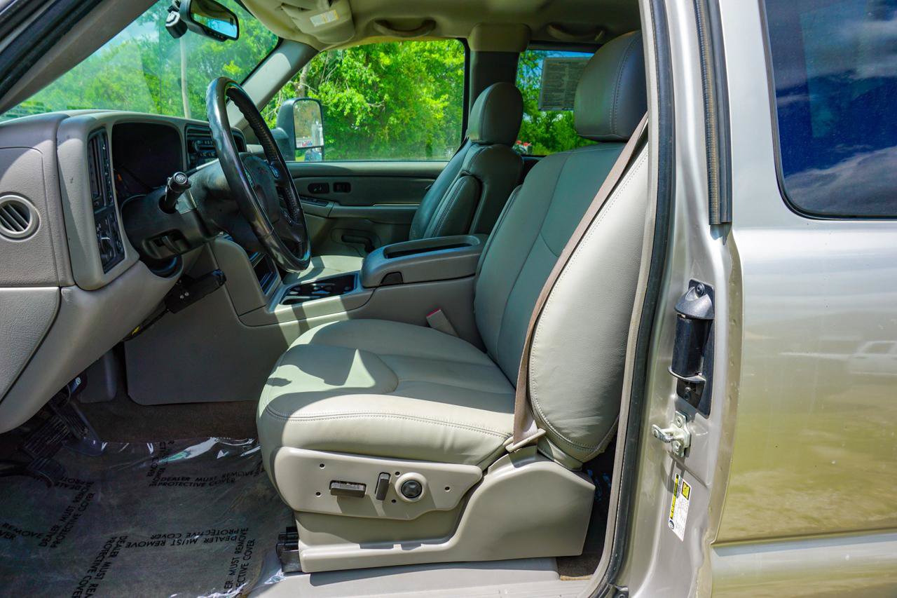 Used 2005 GMC Sierra 2500 SLT w/ Heavy-Duty Power Package AWD/4WD image 16