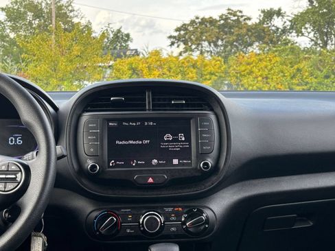 Used 2025 Kia Soul LX w/ LX Technology Package FWD image 14