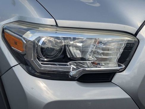 Used 2019 Toyota Tacoma TRD Sport image 8