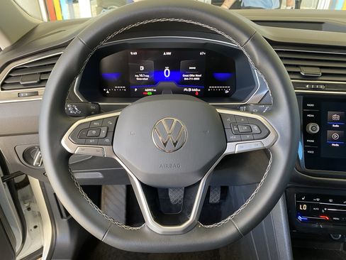 Used 2023 Volkswagen Tiguan SE FWD image 32