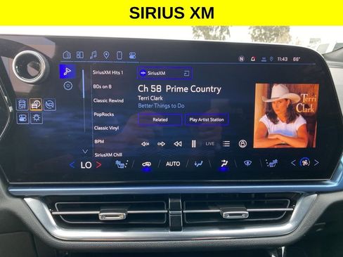 Used 2025 Chevrolet Equinox EV LT w/ Convenience Package image 9