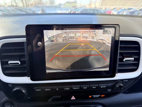 Used 2023 Hyundai Venue Limited image 19