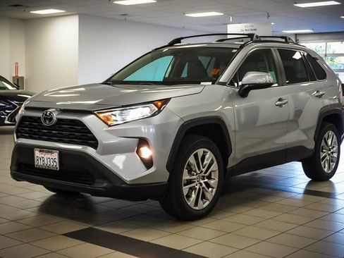 Used 2021 Toyota RAV4 XLE Premium image 3