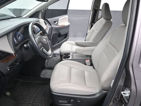 Used 2019 Toyota Sienna Limited FWD image 11