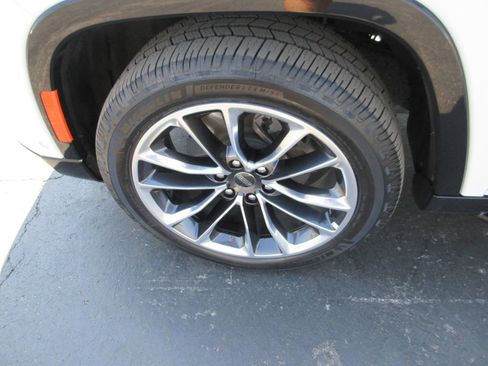 Used 2023 Jeep Wagoneer L Series II w/ Premium Group I AWD/4WD image 14