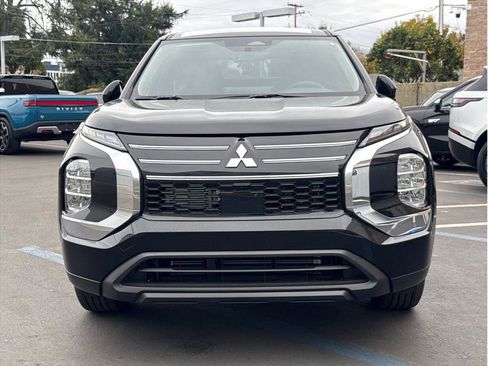 New 2026 Mitsubishi Outlander ES FWD image 2