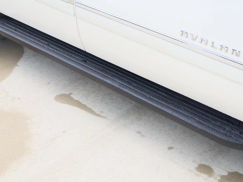 Used 2012 Chevrolet Avalanche LTZ RWD image 11