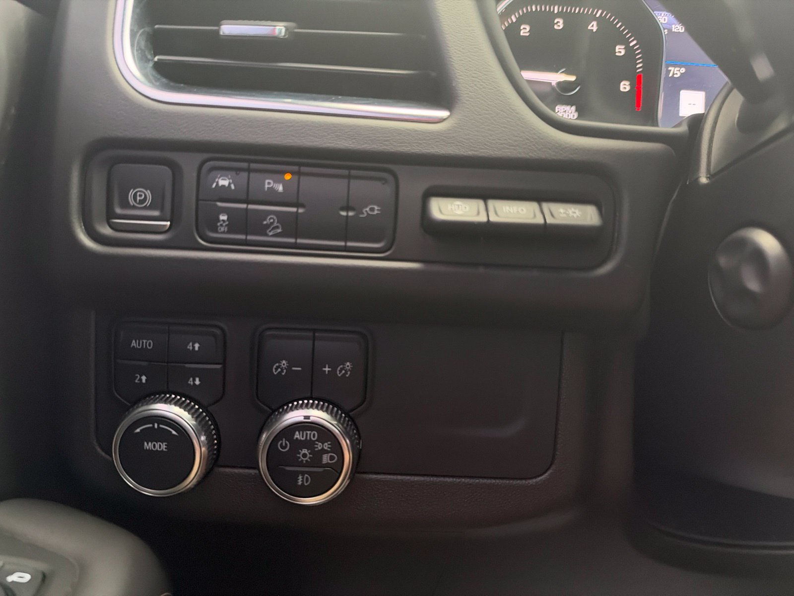 Used 2021 GMC Yukon XL AT4 w/ Rear Media and Nav Package AWD/4WD image 18