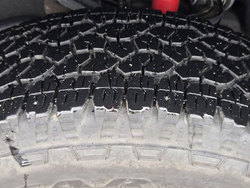 Used 2025 GMC Sierra 2500 AT4 w/ Technology Package image 9