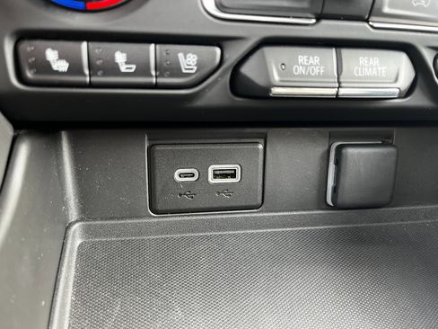 Used 2023 Chevrolet Suburban High Country image 36