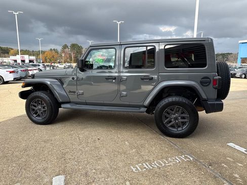 Used 2020 Jeep Wrangler Unlimited Sahara image 20