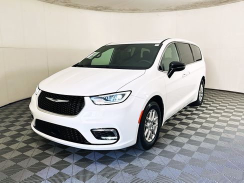 Used 2025 Chrysler Pacifica Select FWD image 7
