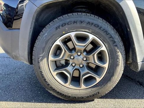 Used 2020 Jeep Cherokee Trailhawk w/ Cold Weather Group AWD/4WD image 12