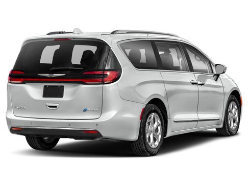 Used 2023 Chrysler Pacifica Touring-L FWD image 2