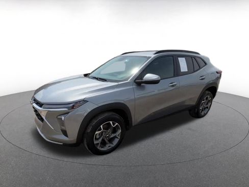 Used 2025 Chevrolet Trax LT FWD image 8