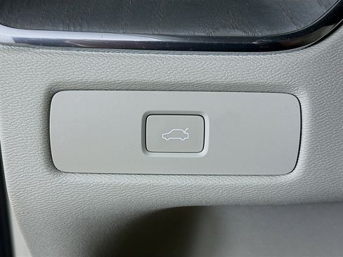 Used 2025 Volvo XC60 B5 Ultra w/ Protection Package Premier image 17