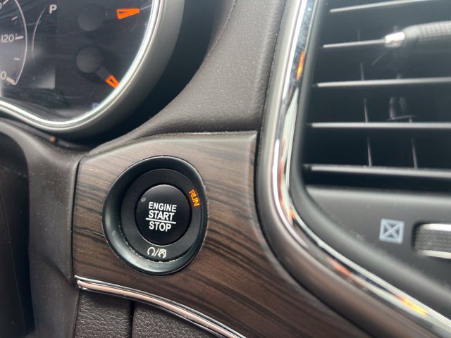 Used 2018 Jeep Grand Cherokee Overland AWD/4WD image 32