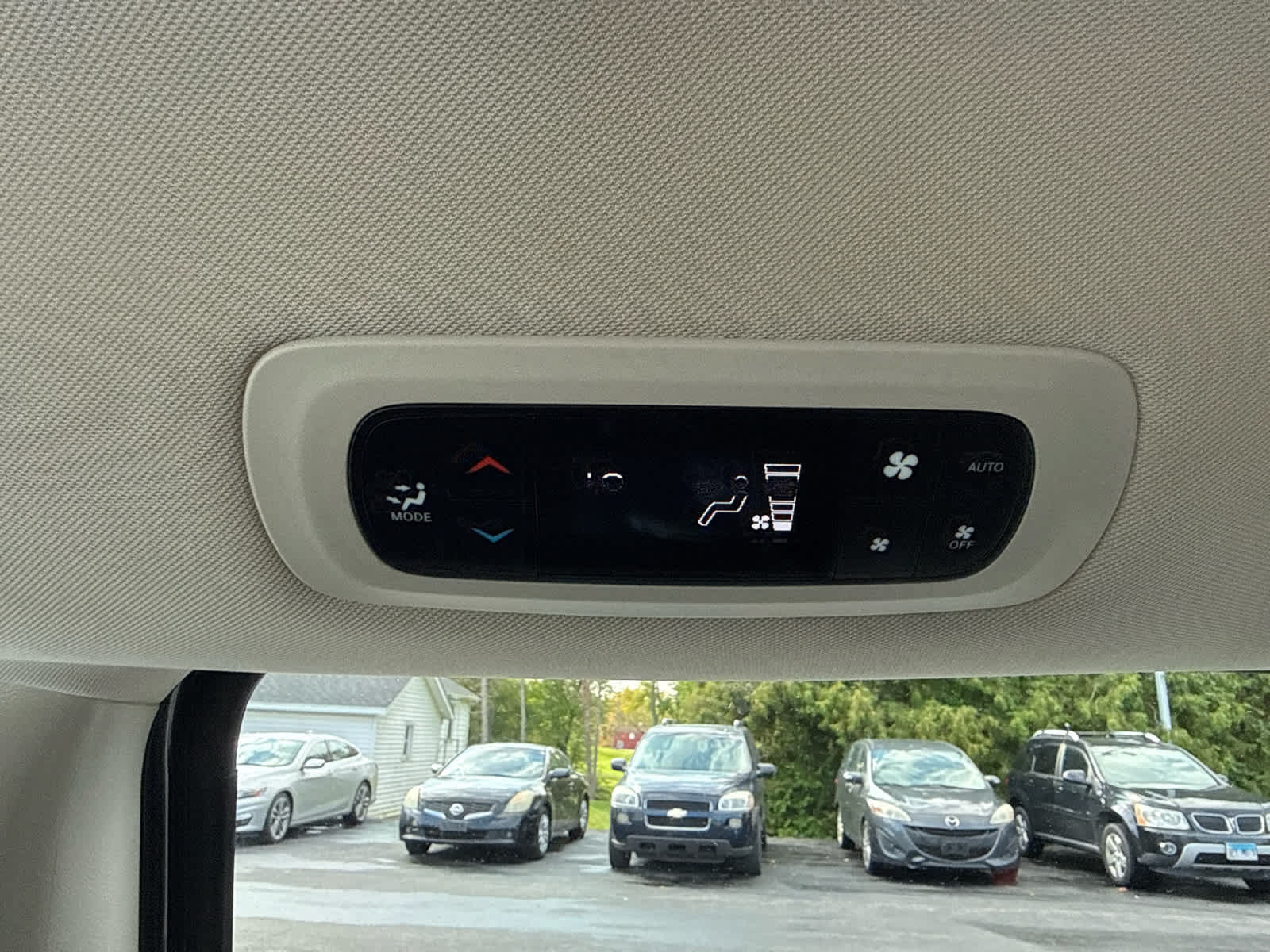 Used 2020 Chrysler Pacifica Touring-L FWD image 16