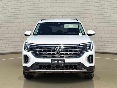 Used 2025 Volkswagen Atlas SE image 2