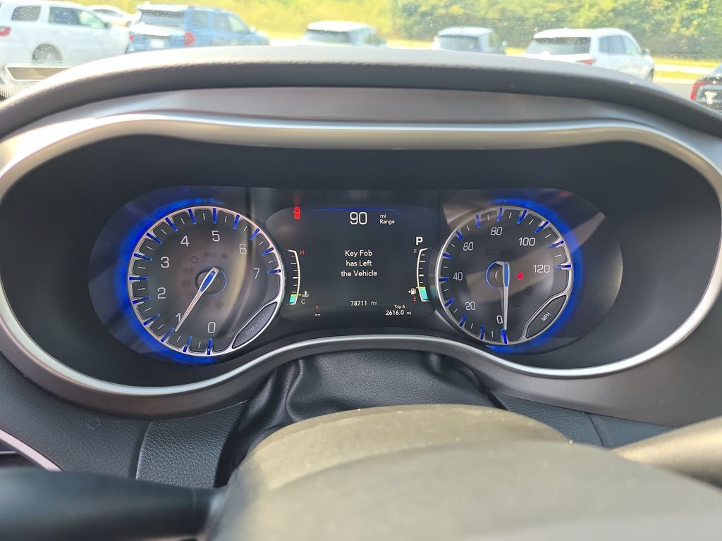 Used 2023 Chrysler Pacifica Touring-L FWD image 17