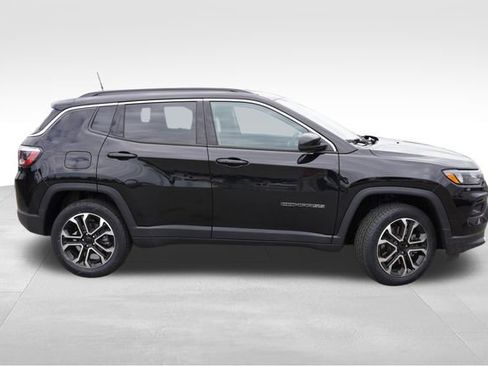 Used 2023 Jeep Compass Limited AWD/4WD image 2