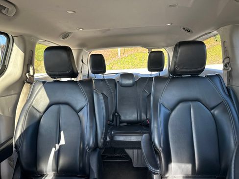 Used 2023 Chrysler Pacifica Touring-L FWD image 14