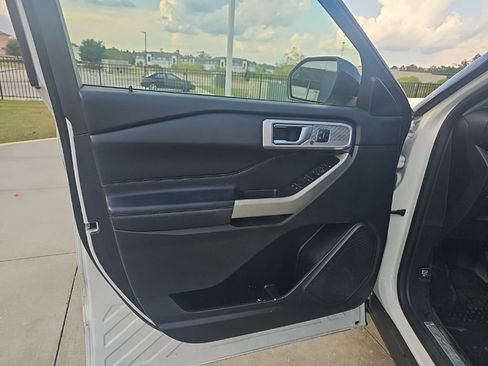 Used 2022 Ford Explorer Limited w/ Equipment Group 301A RWD image 11