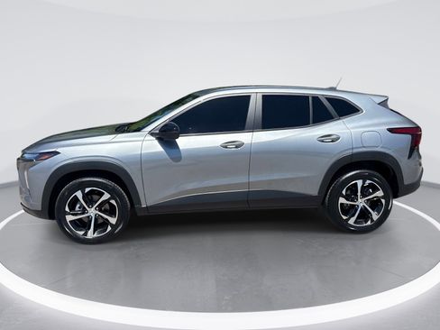 Certified 2025 Chevrolet Trax RS w/ Sunroof Package FWD image 5