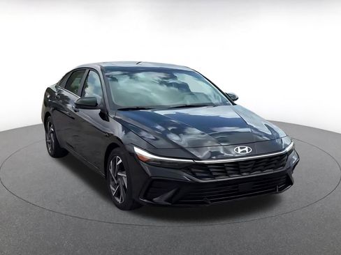 Used 2025 Hyundai Elantra SEL FWD image 3