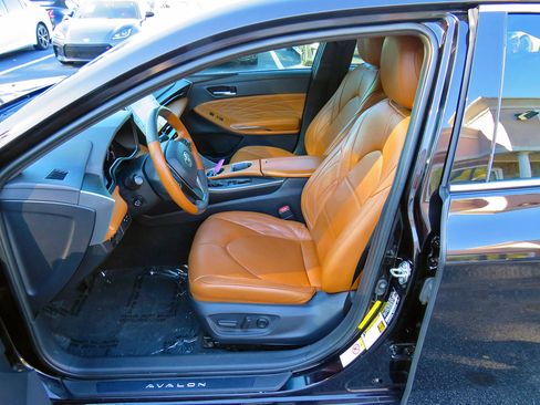 Used 2019 Toyota Avalon Limited image 11