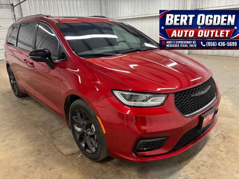 Used 2025 Chrysler Pacifica Limited FWD image 1