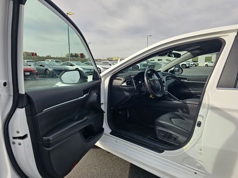 Used 2023 Toyota Camry SE w/ Cold Weather Package image 18