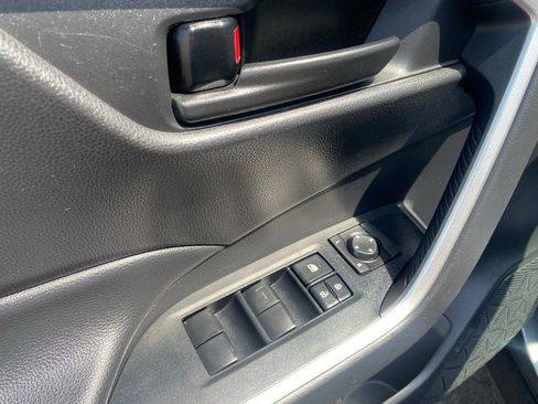 Used 2021 Toyota RAV4 LE w/ Carpet Mat Package (TMS) FWD image 13