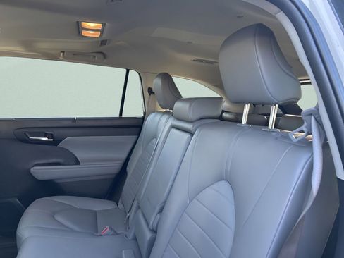 Used 2023 Toyota Highlander XLE image 12