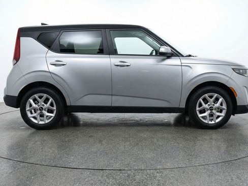 Used 2025 Kia Soul LX w/ LX Technology Package FWD image 11