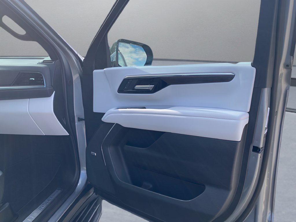 Used 2026 Chevrolet Suburban Premier w/ Sun And Tow Package AWD/4WD image 8
