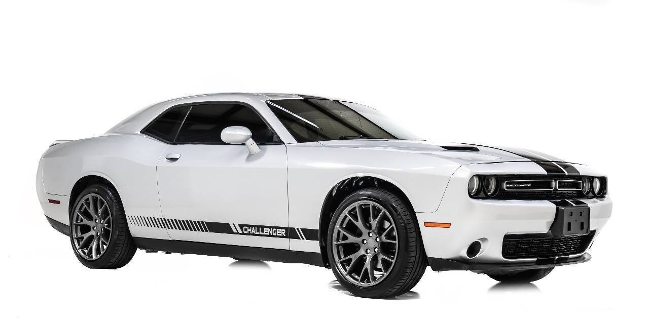 Used 2021 Dodge Challenger SXT RWD image 1