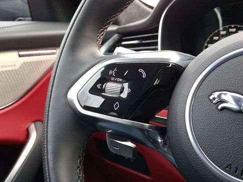 Used 2022 Jaguar F-PACE SVR image 21